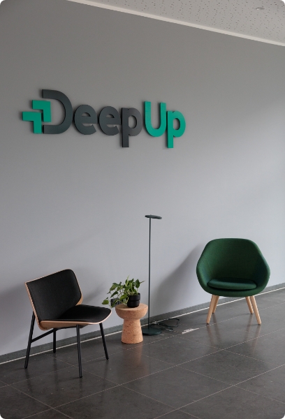 Wartelounge mit DeepUp Logo an der Wand